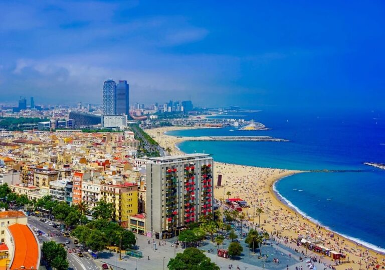 Read more about the article 15 Romantic Issues To Do in Barcelona, Spain