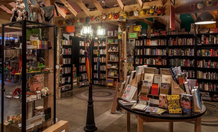 Read more about the article Well-known authors share their favourite US bookstores
