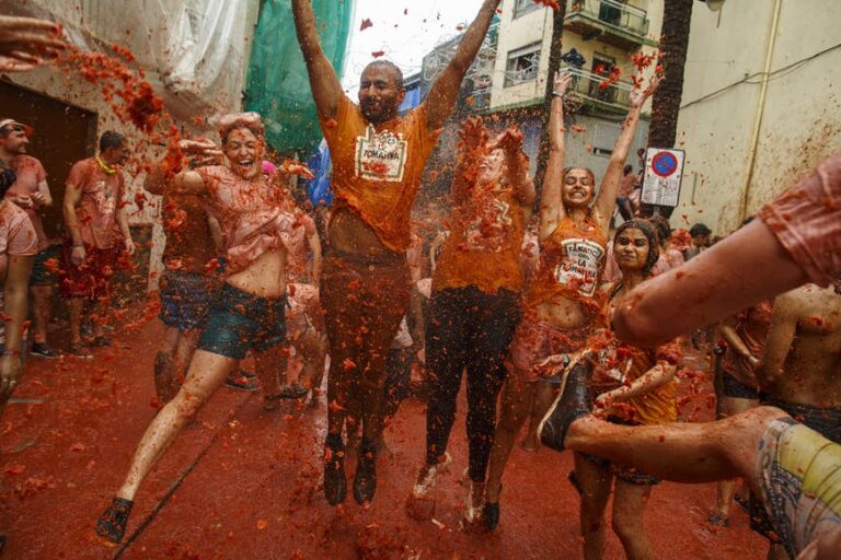 Read more about the article Spain’s La Tomatina pageant 2022: the entire information to the world's messiest pageant