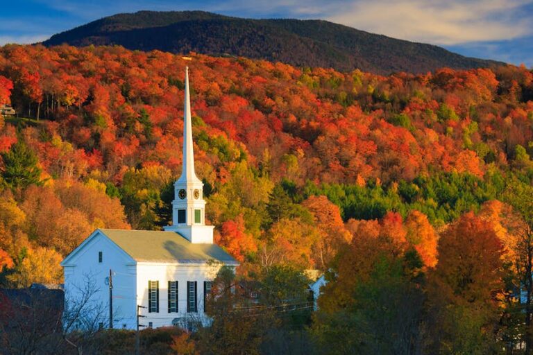 Read more about the article Greatest locations to see fall colours within the US